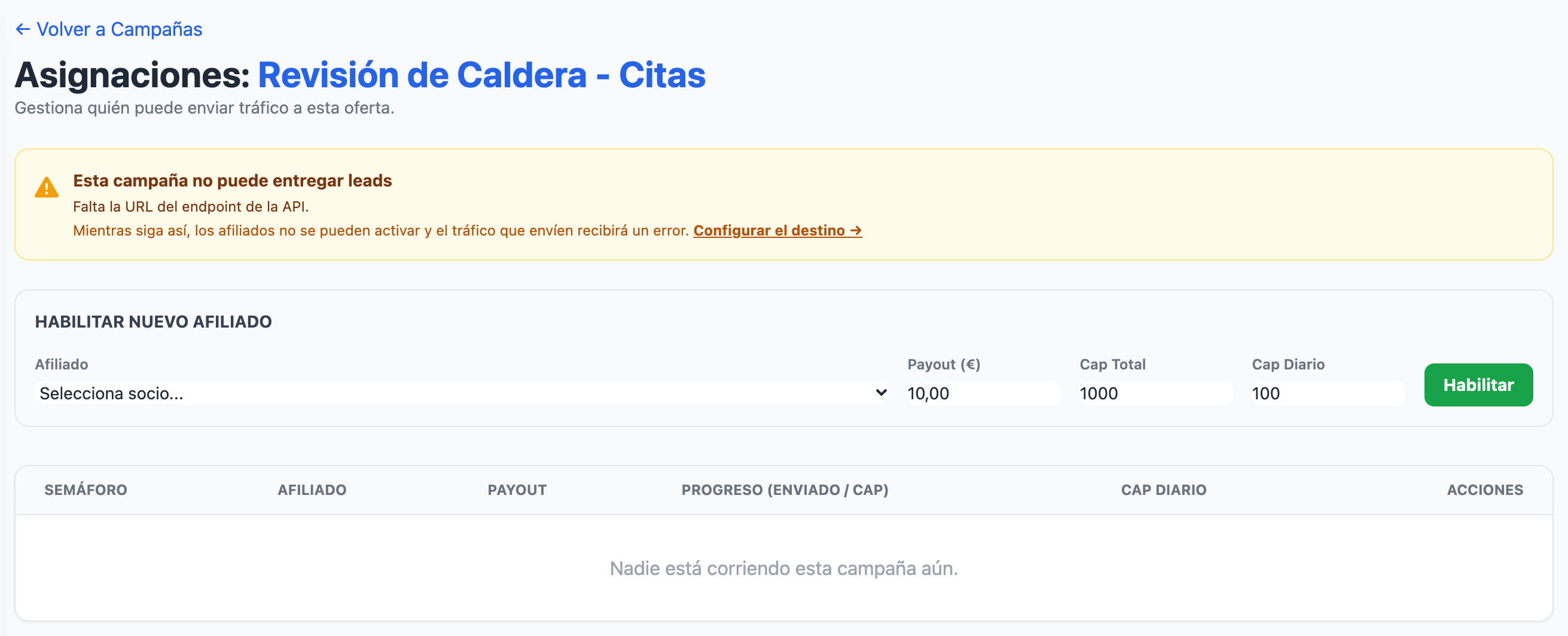 Asignaciones de una campaña que no puede entregar: el aviso «Esta campaña no puede entregar leads» con su motivo y el enlace «Configurar el destino →», y la tabla vacía «Nadie está corriendo esta campaña aún.».