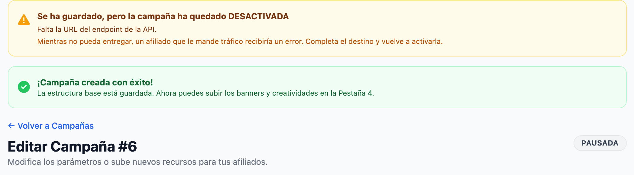 Ficha de una campaña recién creada: aviso ámbar «Se ha guardado, pero la campaña ha quedado DESACTIVADA» con el motivo «Falta la URL del endpoint de la API.», recuadro verde «¡Campaña creada con éxito!» y, debajo, el título «Editar Campaña» con la insignia «Pausada».