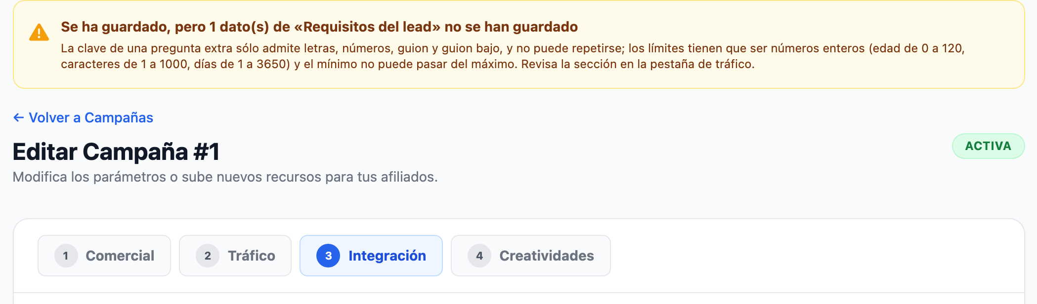 Aviso ámbar tras guardar la ficha de una campaña: «Se ha guardado, pero 1 dato(s) de «Requisitos del lead» no se han guardado». Debajo, el título «Editar Campaña» y las pestañas, con «Integración» abierta.