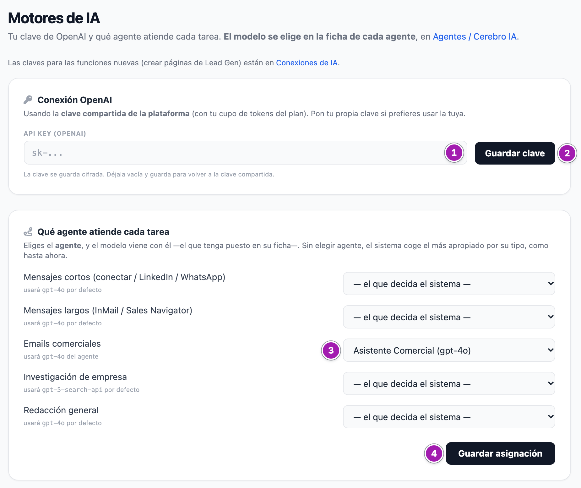 Ajustes › Motores de IA: la clave de OpenAI de la cuenta (1) con «Guardar clave» (2), y la lista de tareas con el agente que atiende cada una; en «Emails comerciales» hay un agente elegido y la línea gris dice qué modelo usará (3). «Guardar asignación» guarda las cinco filas (4).
