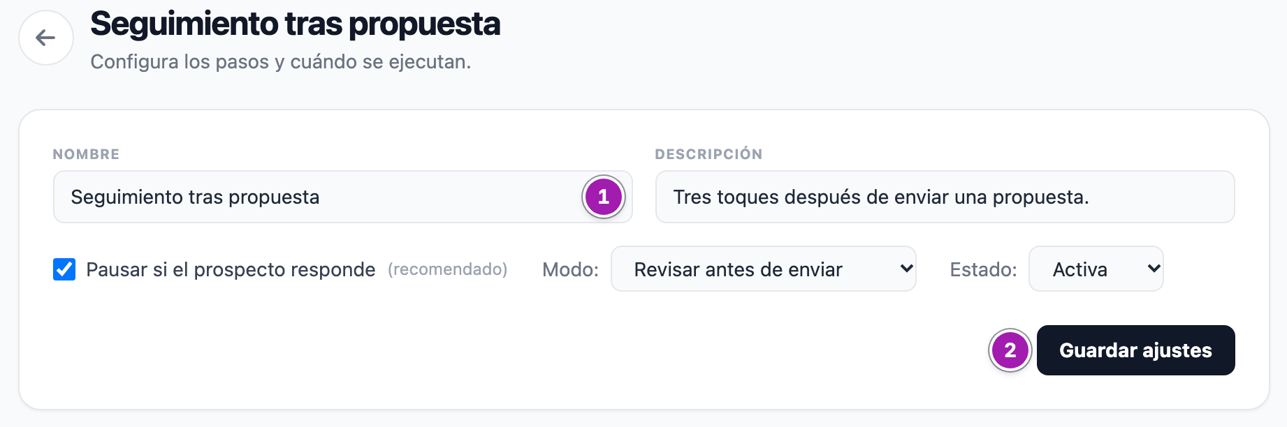 Cabecera de una secuencia abierta y su bloque de ajustes: nombre y descripción (1), la casilla «Pausar si el prospecto responde (recomendado)», «Modo: Revisar antes de enviar», «Estado: Activa» y el botón «Guardar ajustes» (2).
