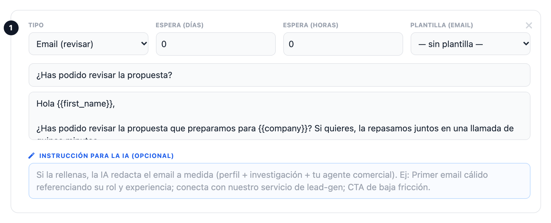 El primer paso de una secuencia, de tipo «Email (revisar)» y sin plantilla: el cuerpo del correo empieza por «Hola {{first_name}},» y nombra {{company}}, con dos llaves y en inglés, que es como se escriben las variables en una secuencia.