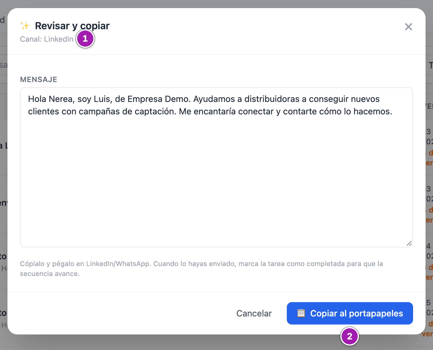 Ventana Revisar y copiar de una tarea de LinkedIn: el canal (1), el mensaje editable, la nota que recuerda marcar la tarea como completada y el botón Copiar al portapapeles (2).