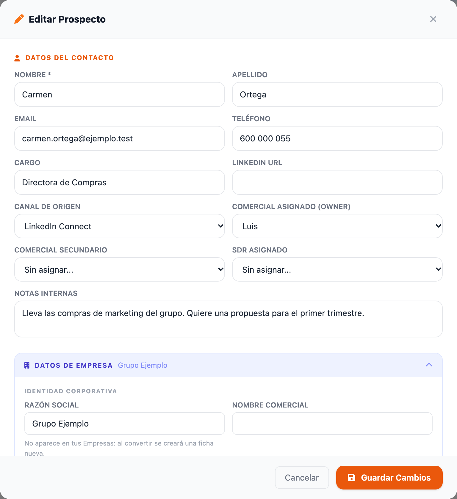 Ventana «Editar Prospecto» con la sección «Datos del Contacto» (nombre, apellido, email, teléfono, cargo, LinkedIn, canal de origen y los tres responsables) y, debajo, la sección plegable «Datos de Empresa».