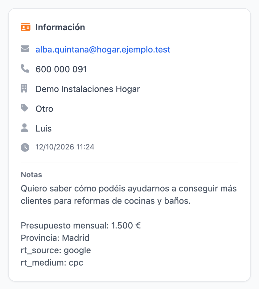 Bloque «Información» de un cliente potencial que llegó del formulario web: sus datos, el canal «Otro», el propietario y, en «Notas», el mensaje y una línea por cada campo extra del formulario.