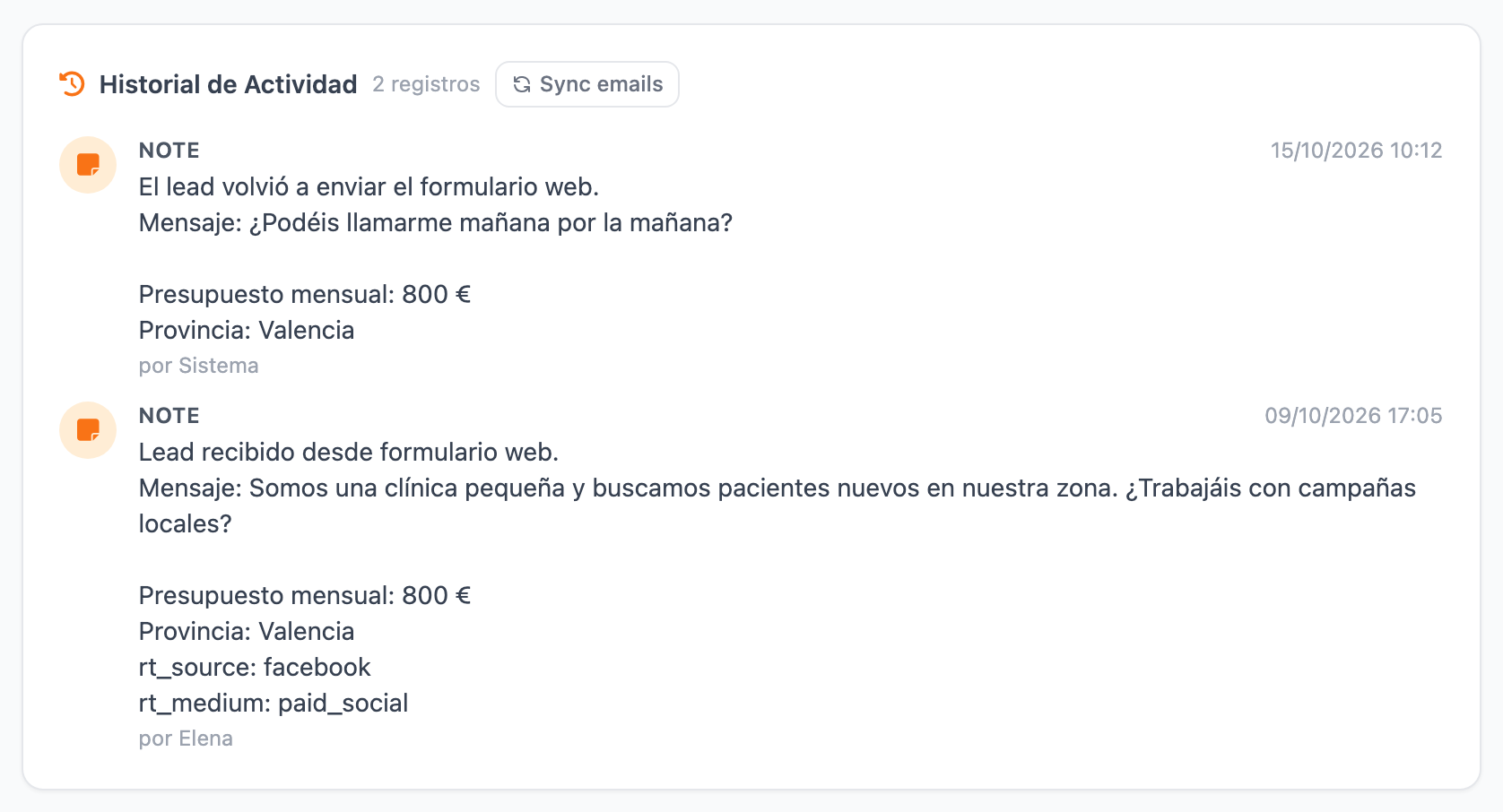 Historial de Actividad de un lead web: arriba, la nota «El lead volvió a enviar el formulario web.» firmada «por Sistema»; debajo, la nota «Lead recibido desde formulario web.» firmada por la persona asignada, cada una con su mensaje.