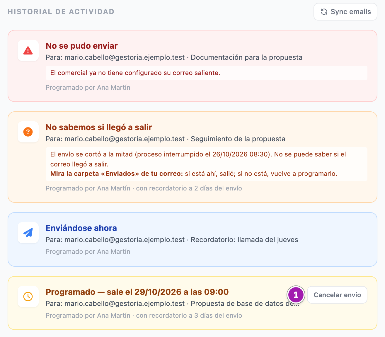 Al principio del historial de un contacto, antes de las actividades, una tarjeta por cada correo programado, de cuatro tipos: «No se pudo enviar», «No sabemos si llegó a salir», «Enviándose ahora» y «Programado — sale el …», ésta con el botón «Cancelar envío» (1).