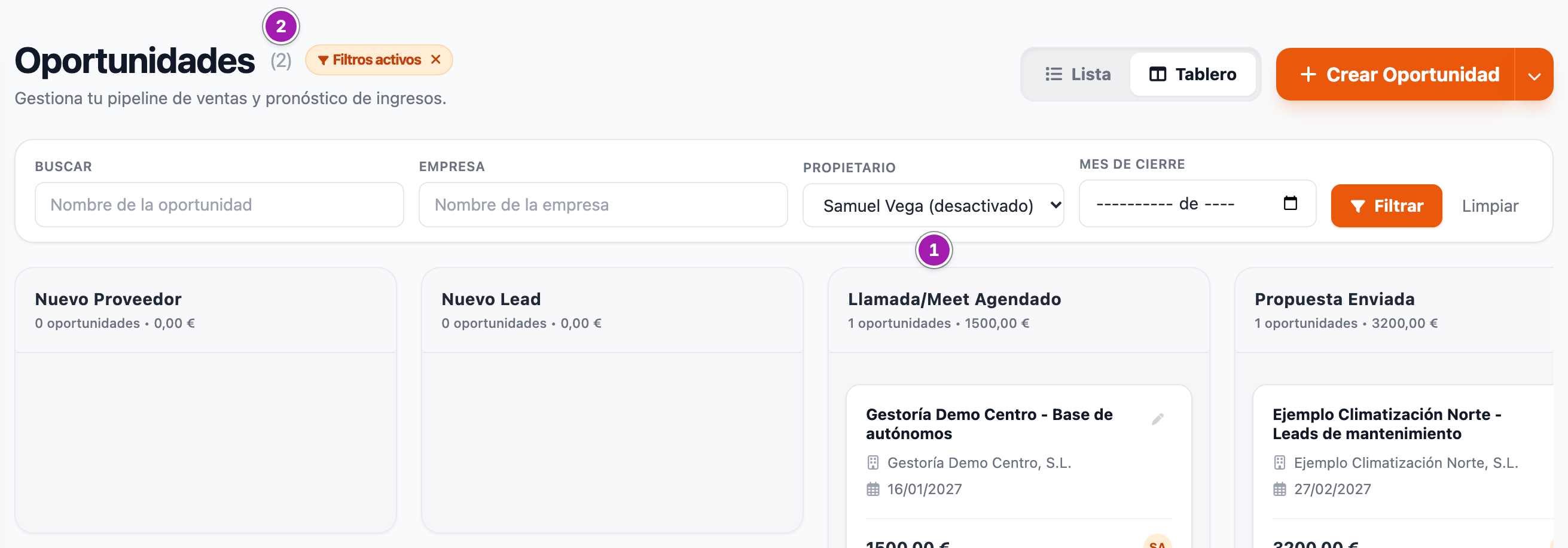 Tablero de Oportunidades filtrado por propietario: el desplegable «Propietario» con «Samuel Vega (desactivado)» elegido (1) y, junto al título, el número de oportunidades que quedan, «(2)» (2), con sus dos oportunidades en sus columnas.