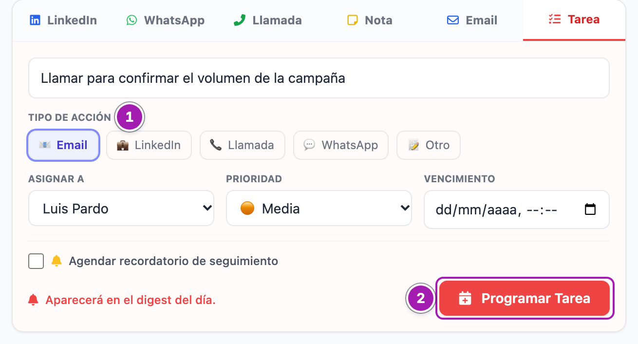 Pestaña «Tarea» de una oportunidad con el título escrito: «Tipo de acción» (1), «Asignar a», «Prioridad», «Vencimiento», la casilla del recordatorio y el botón «Programar Tarea» (2).