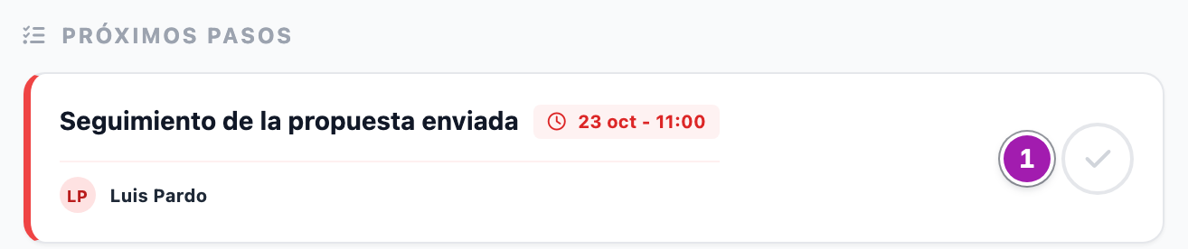 Bloque «Próximos Pasos» de una oportunidad con una tarea vencida (fecha en rojo), la persona asignada y el botón redondo para darla por hecha (1).