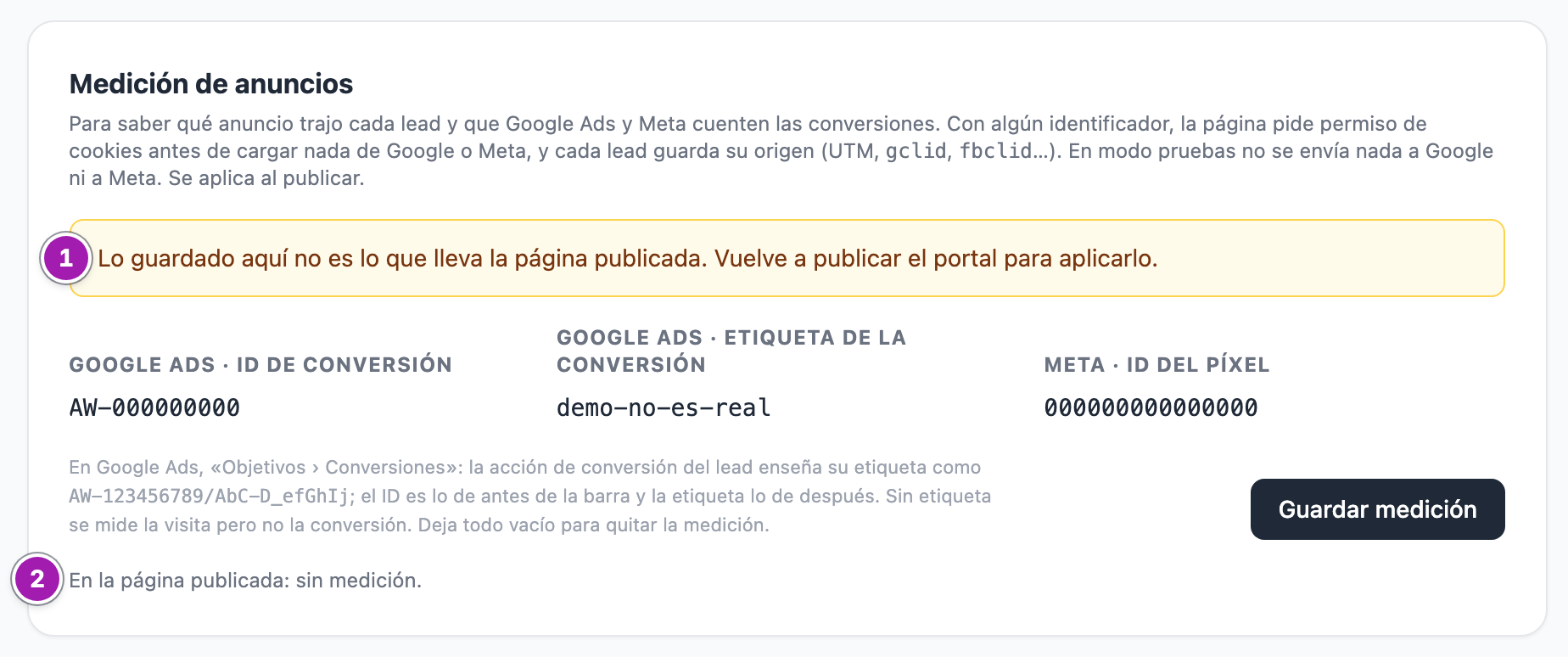 Bloque «Medición de anuncios» con la medición guardada pero sin publicar: el aviso ámbar «Lo guardado aquí no es lo que lleva la página publicada» (1) y, abajo, «En la página publicada: sin medición.» (2).