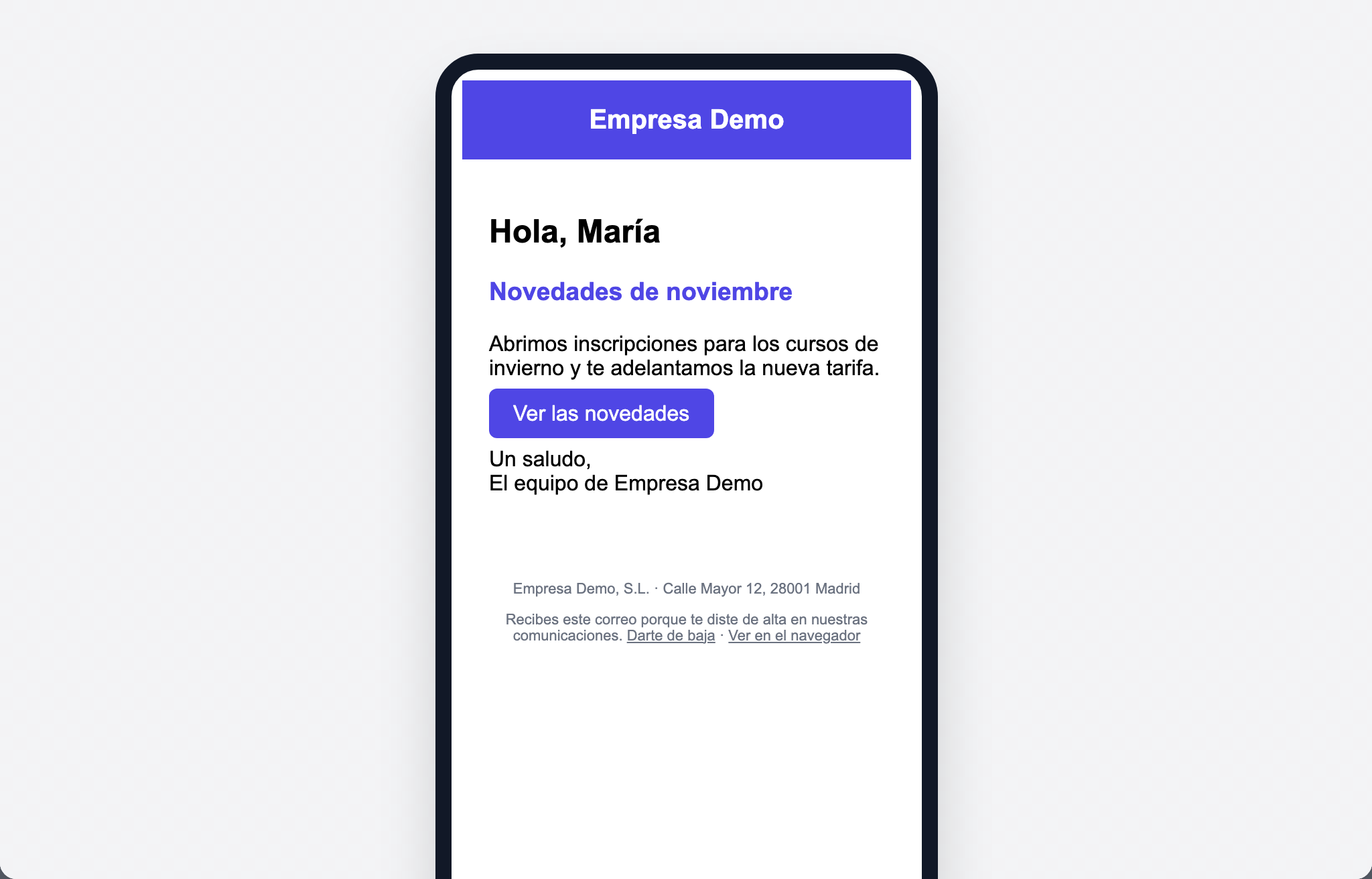 Vista previa simulada en la vista de móvil: el correo con la cabecera de la empresa, «Hola, María» en lugar de la variable y el pie con «Darte de baja» y «Ver en el navegador».