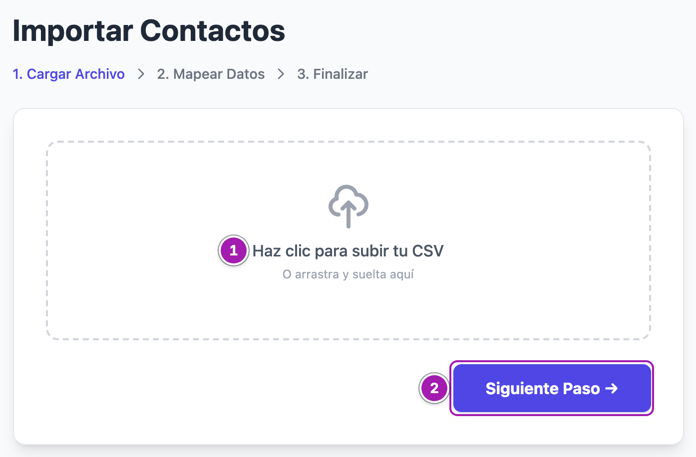 Paso 1 del importador: la zona para elegir o arrastrar el archivo CSV (1) y el botón «Siguiente Paso →» (2).