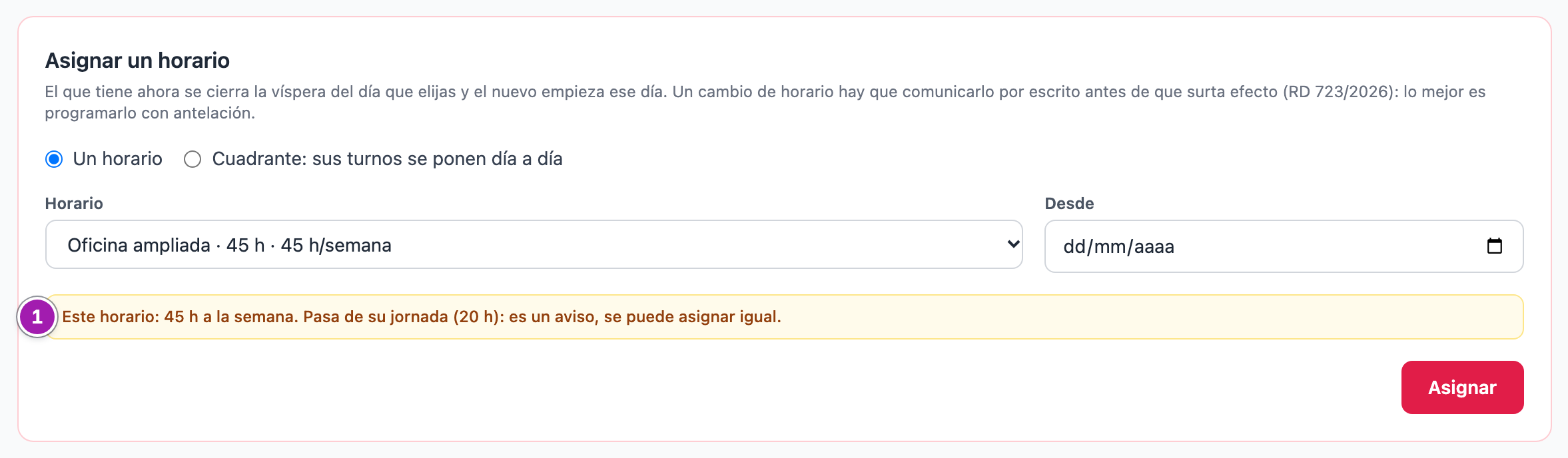 Bloque «Asignar un horario» de Laura Gómez con «Oficina ampliada · 45 h» elegido y la línea en ámbar «Este horario: 45 h a la semana. Pasa de su jornada (20 h): es un aviso, se puede asignar igual.» (1).