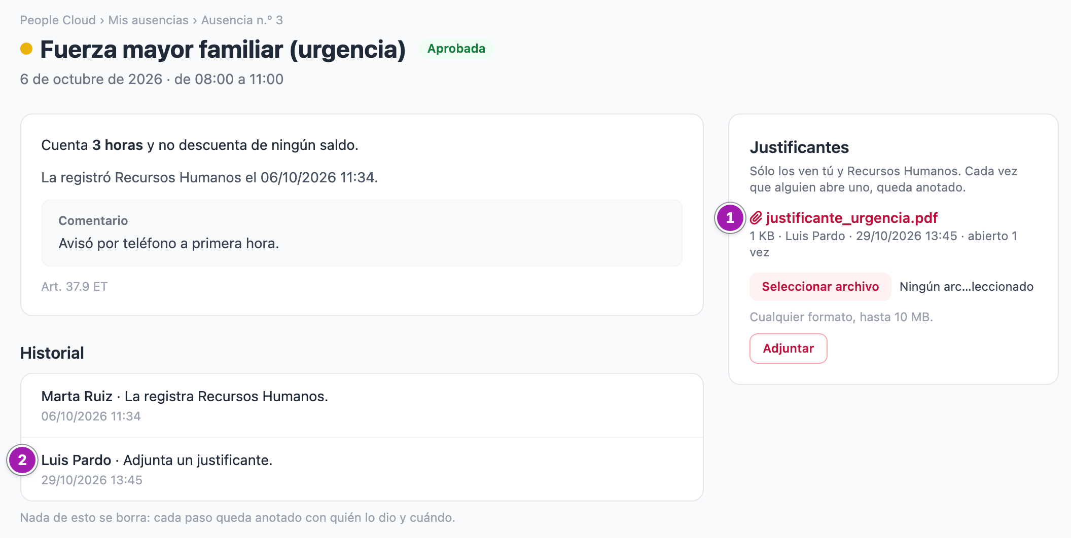 Ficha de una ausencia aprobada con un justificante adjunto (1), que dice cuántas veces se ha abierto, y en el historial la línea «Adjunta un justificante.» (2).