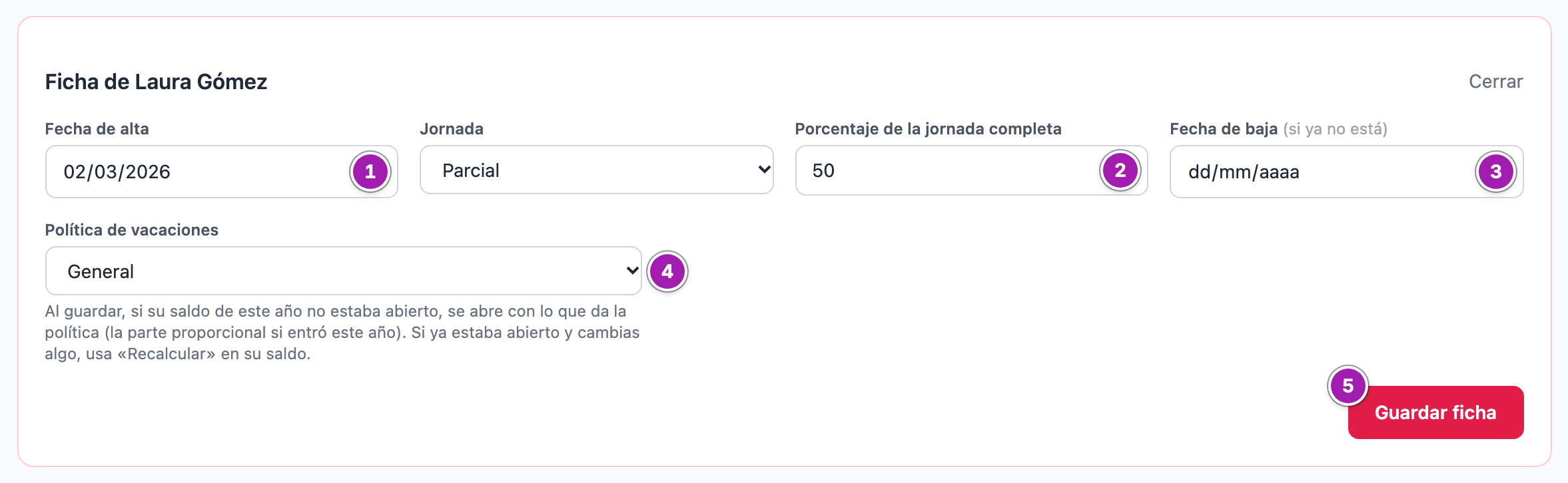 Formulario «Ficha de Laura Gómez» abierto encima de la lista: la fecha de alta (1), la jornada parcial con su porcentaje (2), la fecha de baja vacía (3), la política de vacaciones (4) y el botón «Guardar ficha» (5).