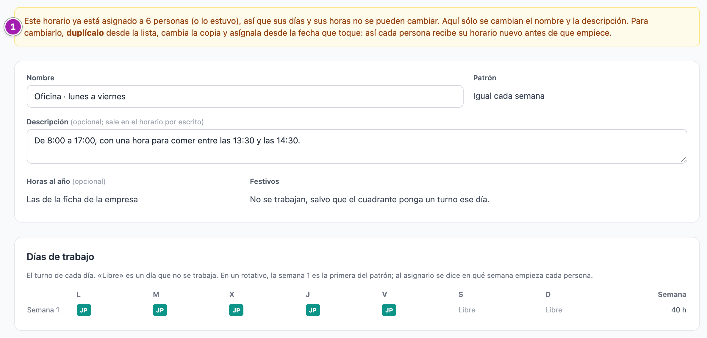 El horario «Oficina · lunes a viernes», que está asignado: el aviso de que sus días y sus horas no se pueden cambiar y de que para cambiarlo hay que duplicarlo (1); el patrón, las horas al año y los festivos se ven como texto y la rejilla como una tabla de códigos, sin desplegables.