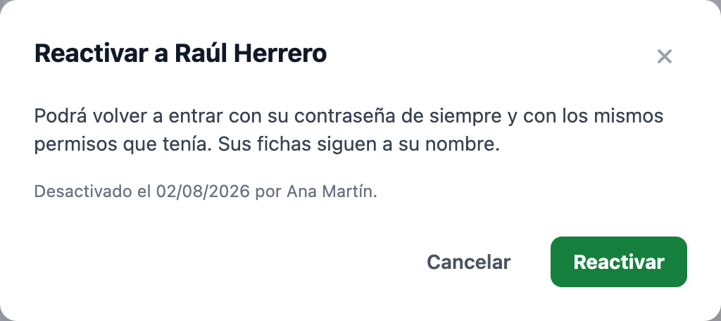 Ventana «Reactivar a Raúl Herrero»: dice que podrá volver a entrar con su contraseña y sus permisos de siempre, cuándo y quién lo desactivó, y los botones «Cancelar» y «Reactivar».