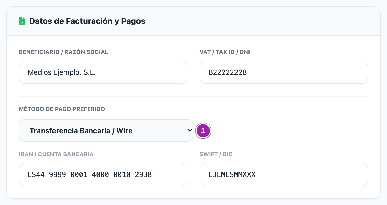 Bloque «Datos de Facturación y Pagos» del perfil del afiliado: beneficiario, VAT, el «Método de Pago Preferido» con «Transferencia Bancaria / Wire» elegido (1) y, debajo, el IBAN y el SWIFT / BIC.